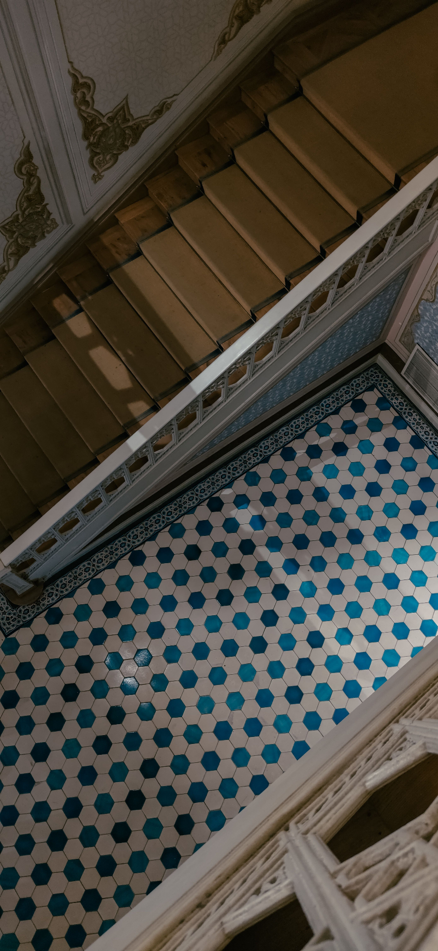 Suelo hexagonal de zellige azul junto a escalera