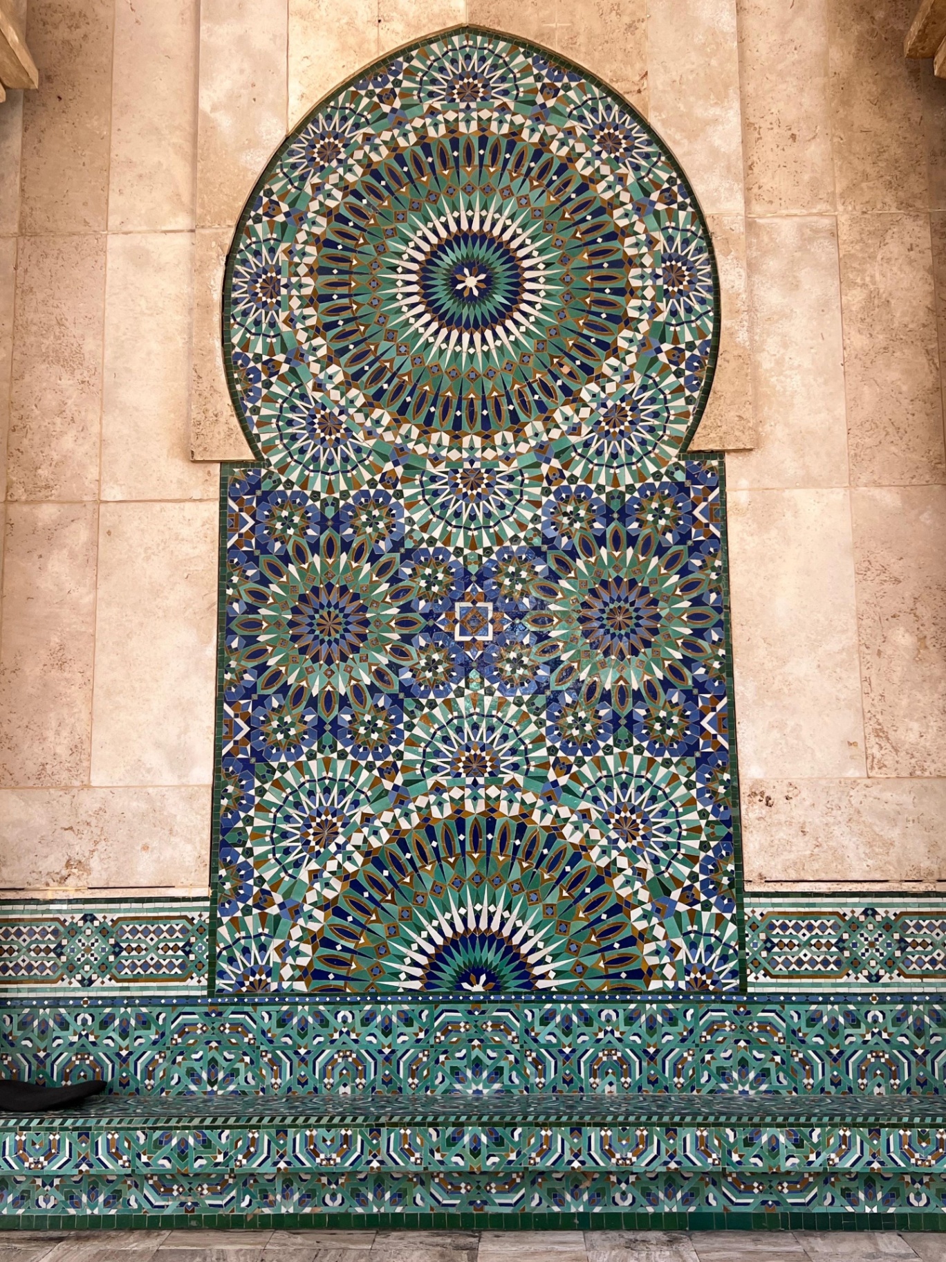 Arcadas de un palacio marroquí con luz natural y zellige